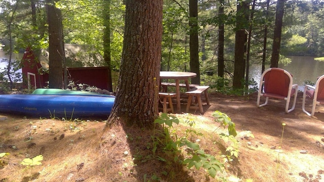 view of yard featuring a water view