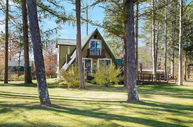 view of front of home featuring a front yard