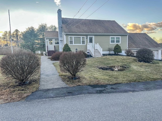 view of front of house featuring a lawn