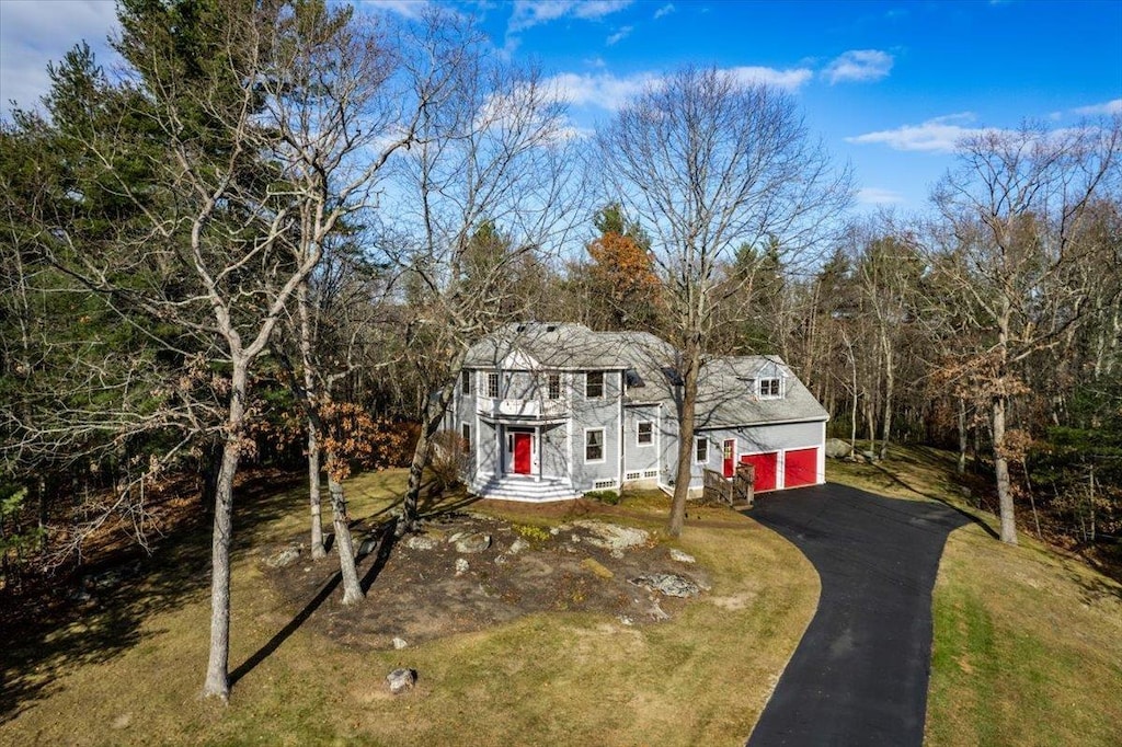 view of front of home featuring a front yard