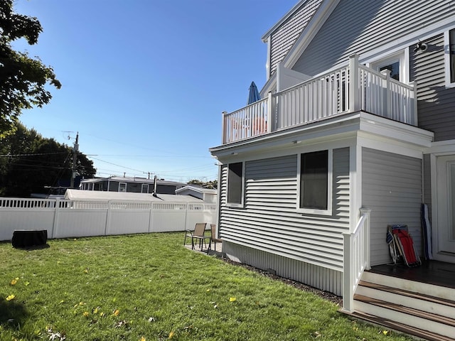 view of yard featuring a balcony