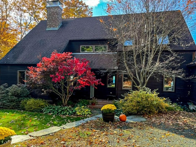 view of front facade featuring a front yard