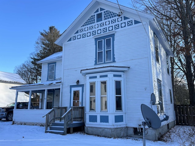 view of front facade featuring fence