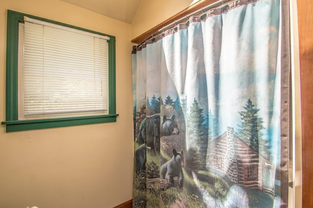 bathroom featuring a shower with shower curtain