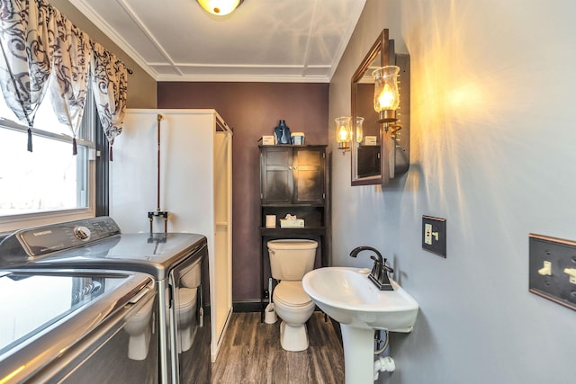 washroom featuring dark wood-type flooring, independent washer and dryer, and ornamental molding