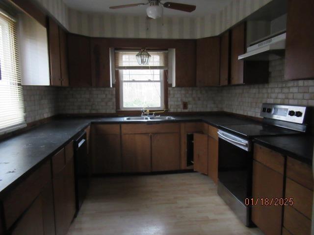 kitchen featuring tasteful backsplash, sink, electric range, and ceiling fan