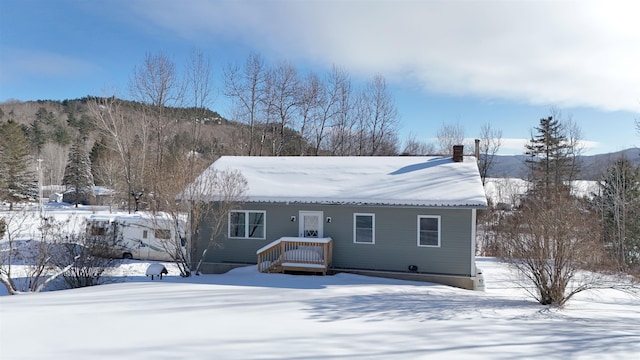 view of front of house featuring a mountain view