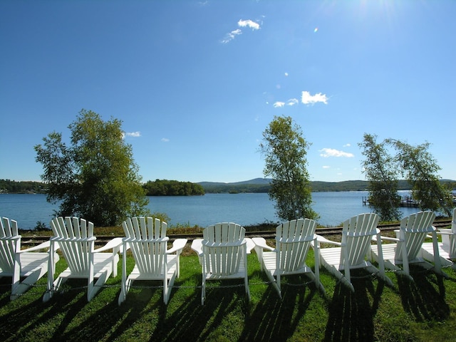 view of yard featuring a water view