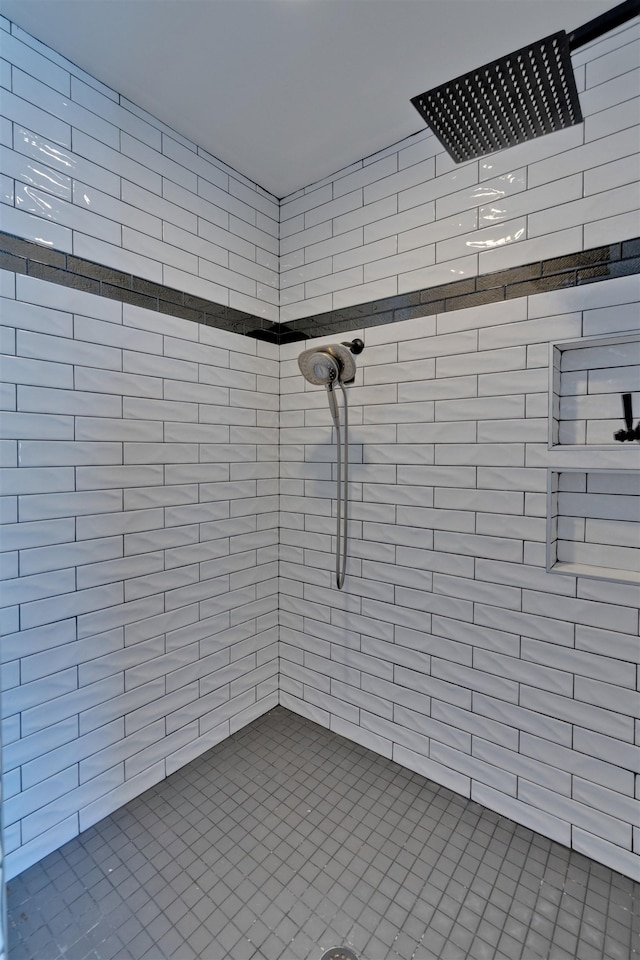 bathroom featuring a tile shower