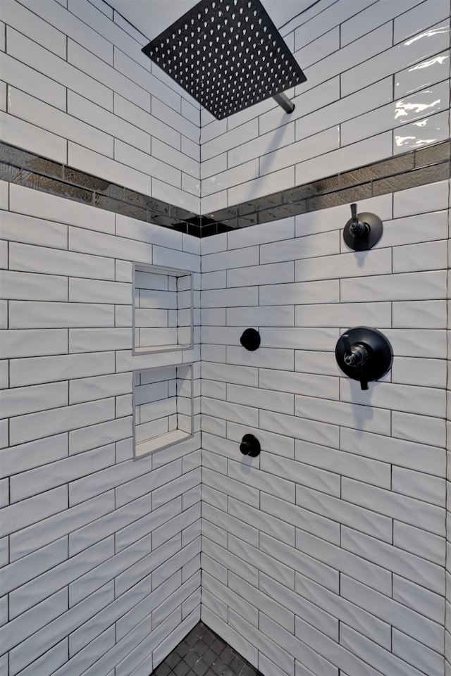 bathroom featuring a tile shower