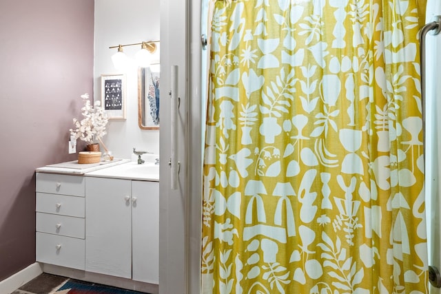 bathroom featuring a shower with curtain and vanity