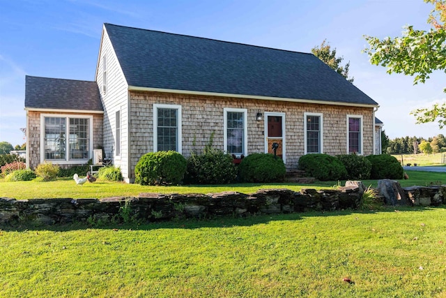 view of front facade featuring a front lawn