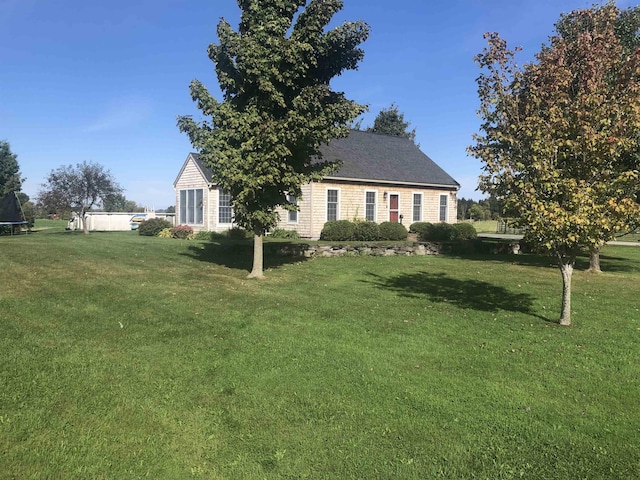 view of front of home featuring a front lawn