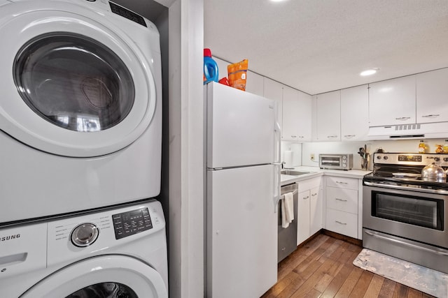 washroom with stacked washer and dryer, dark hardwood / wood-style floors, sink, and a textured ceiling