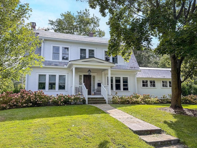 view of front of house featuring a front yard