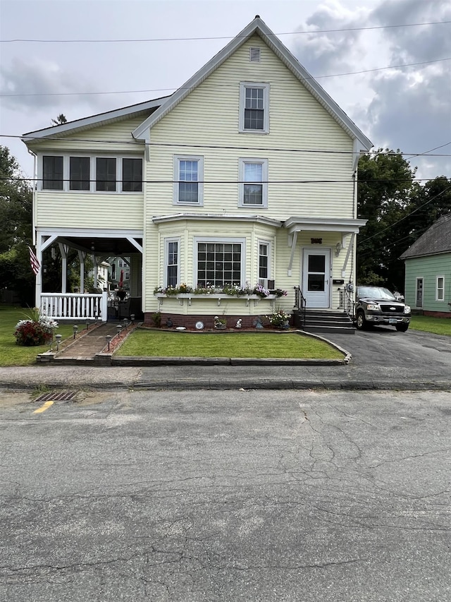 view of front of house featuring a front lawn