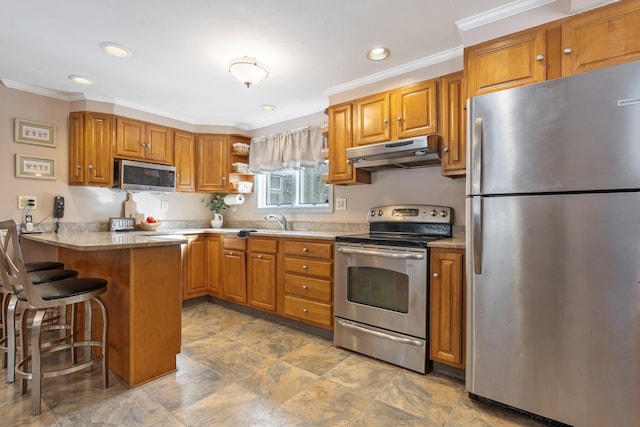 kitchen featuring sink, appliances with stainless steel finishes, ornamental molding, a kitchen bar, and kitchen peninsula