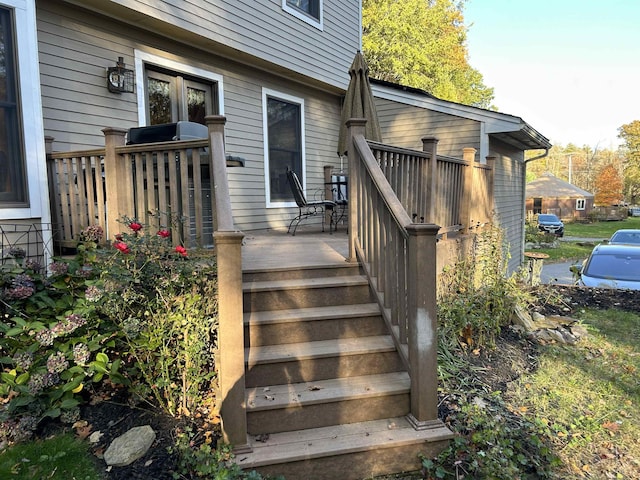 entrance to property featuring a wooden deck