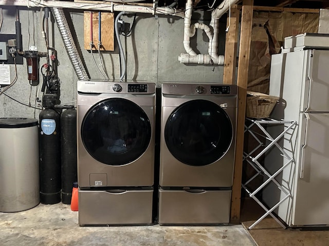 laundry room featuring washer and clothes dryer