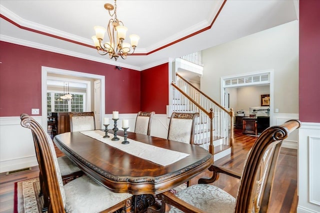 dining area featuring ornamental molding, dark hardwood / wood-style floors, and a notable chandelier