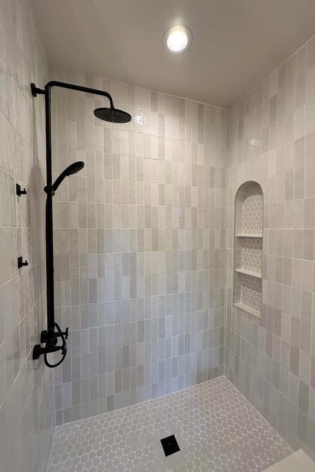 bathroom featuring tiled shower