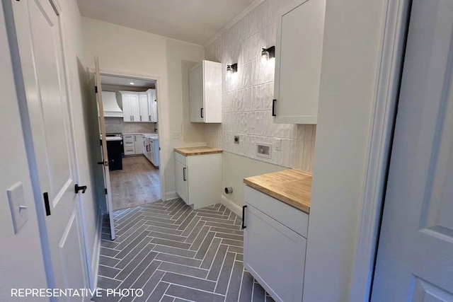 bathroom featuring tasteful backsplash