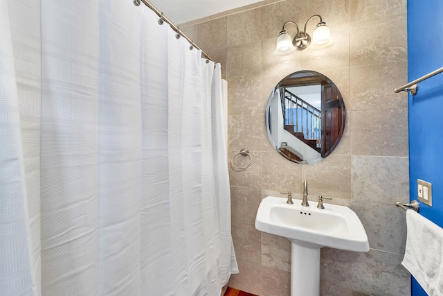 bathroom featuring tile walls