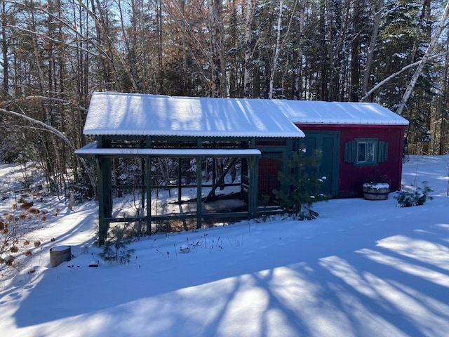 view of front of house featuring an outdoor structure