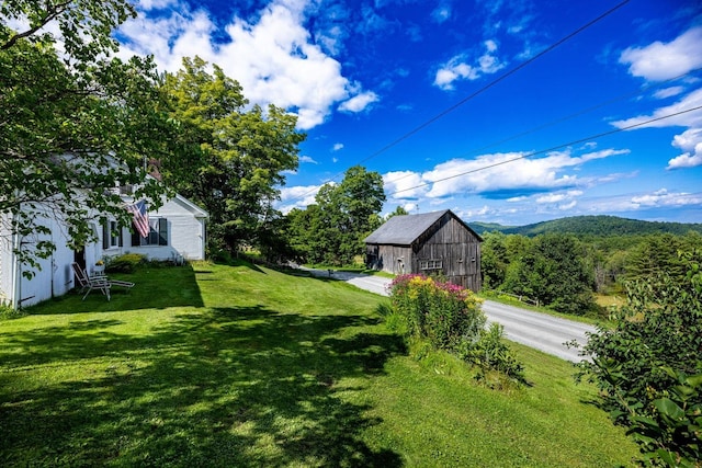 view of yard featuring a mountain view