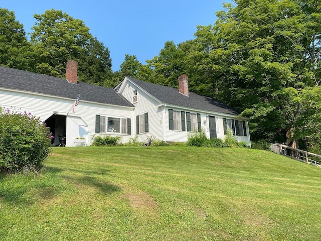 view of front of property with a front yard