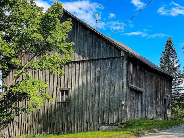 view of side of property featuring an outdoor structure