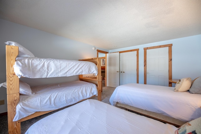 bedroom featuring carpet flooring, a textured ceiling, and a closet