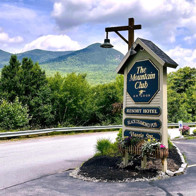 community / neighborhood sign featuring a mountain view