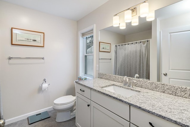 bathroom with a shower with curtain, vanity, and toilet