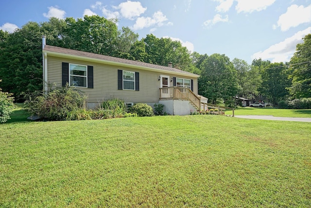 manufactured / mobile home with a front yard