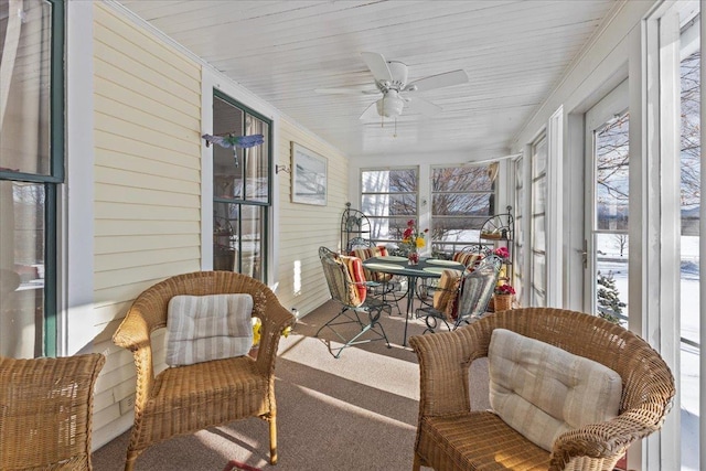 sunroom with ceiling fan