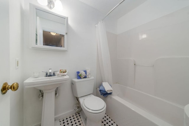 full bathroom featuring sink, toilet, and shower / bath combo with shower curtain