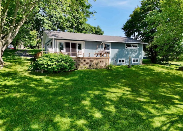 view of front of home featuring a front yard