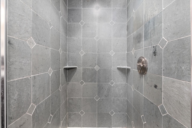 room details featuring a tile shower