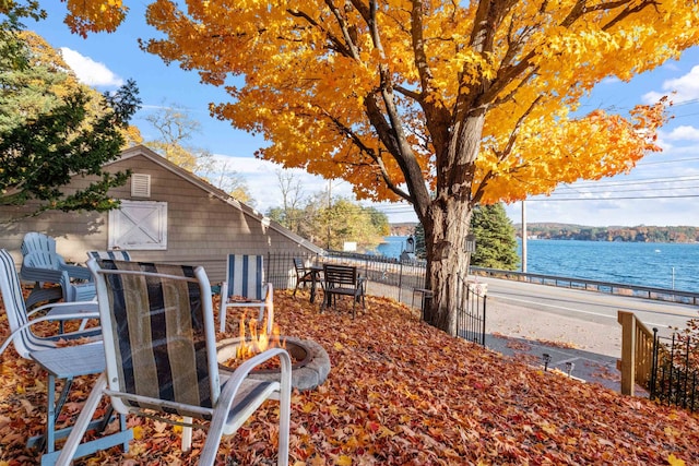 view of yard featuring a water view