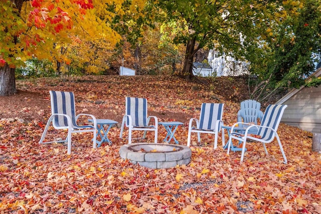 view of yard featuring a fire pit