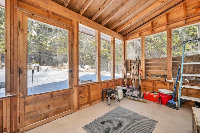 sunroom with lofted ceiling