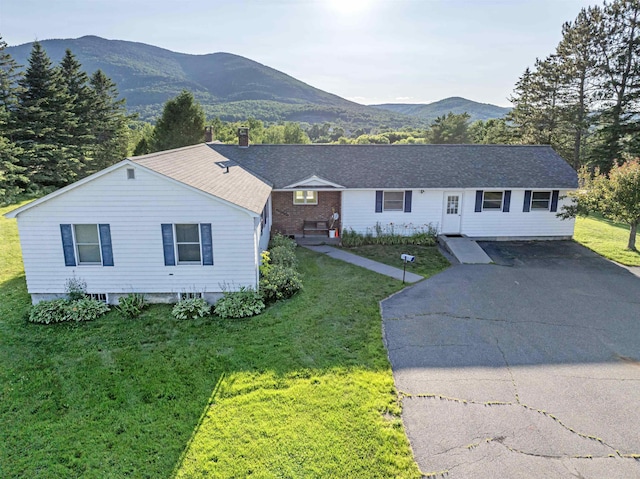 ranch-style house with a mountain view and a front yard