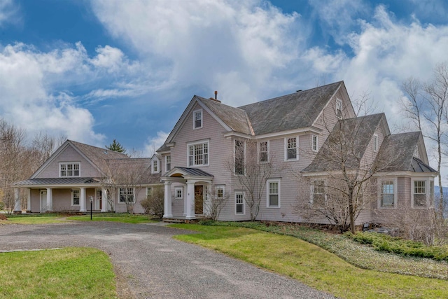 view of front of house featuring a front yard