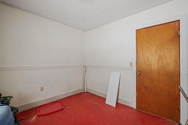 empty room featuring concrete flooring