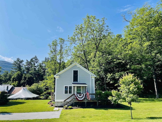 view of front of home with a front lawn