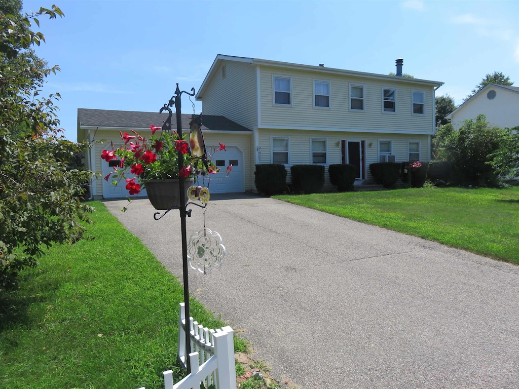 view of front facade featuring a front lawn and a garage