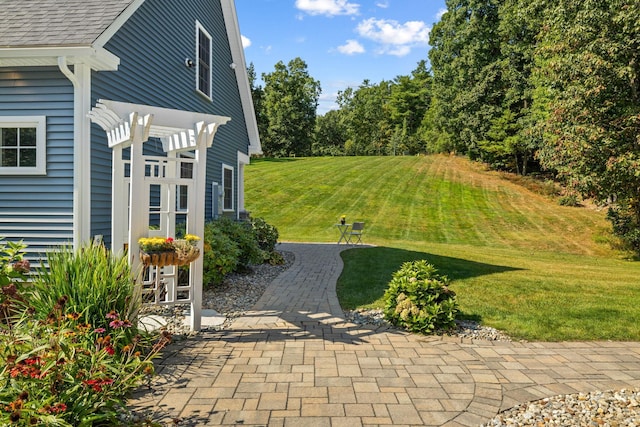 view of yard with a pergola