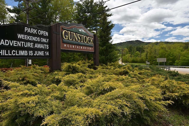 community / neighborhood sign featuring a mountain view