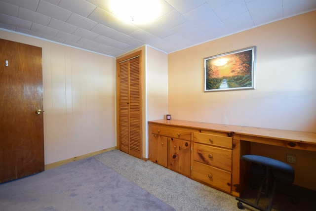 unfurnished office with light colored carpet and built in desk